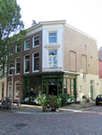 851023 Gezicht op het winkelhoekpand Maliestraat 16 (Cornelis coffee, food and a room) te Utrecht, met rond de etalages ...